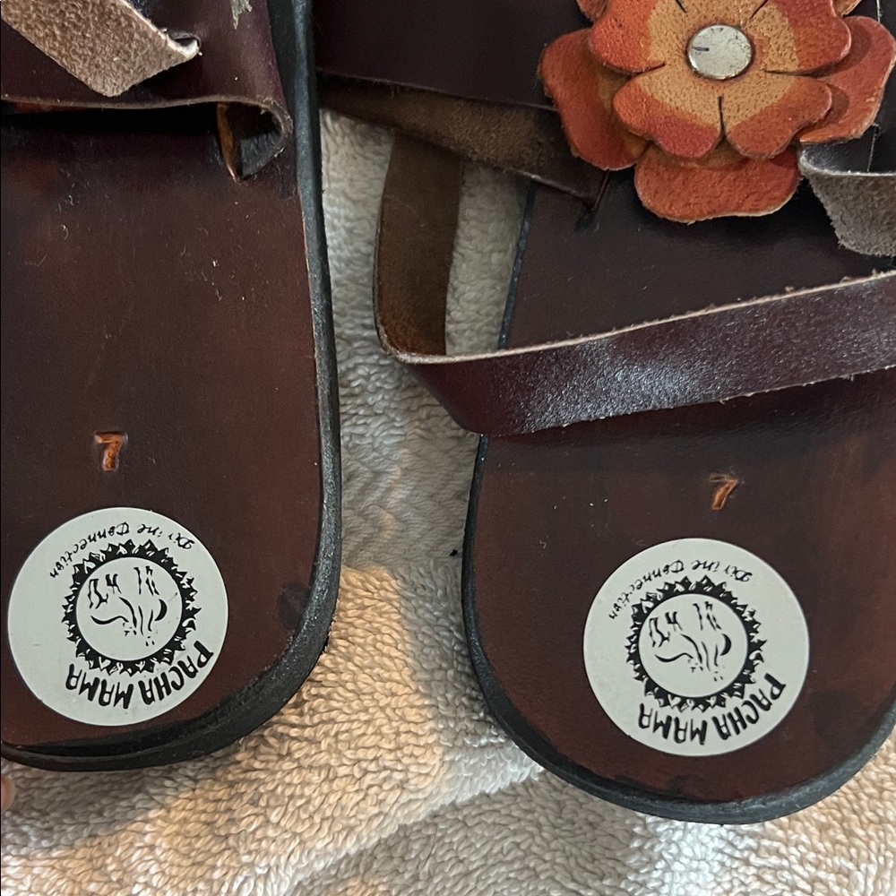 Pachamama 100% Cuero (Leather) Brown Sandals with Orangish-Brown Floral Detail - Picture 7 of 9